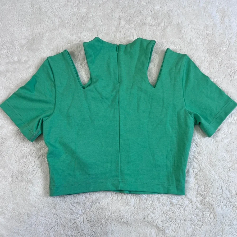 Nike Womens Green Cold Shoulder Cutout Crop Top Short Sleeve Swoosh Small NEW